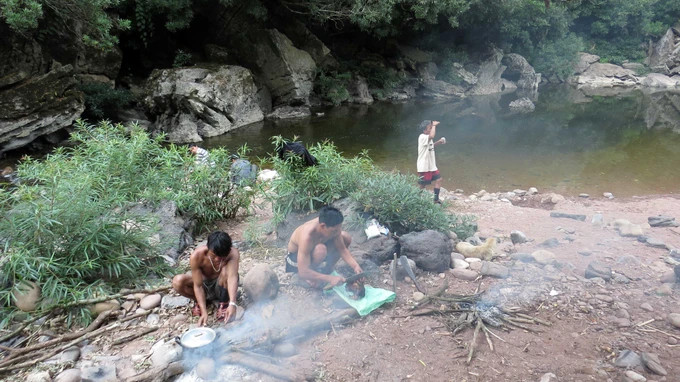 Người A Rem không bao giờ tham lam, giữa rừng ai đã đánh dấu sản vật, người đi sau không động đến, nhưng khi thiếu thốn, họ sẵn sàng sẻ chia để vượt qua hoạn nạn