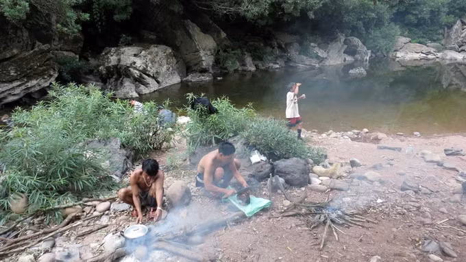 Người A Rem không bao giờ tham lam, giữa rừng ai đã đánh dấu sản vật, người đi sau không động đến, nhưng khi thiếu thốn, họ sẵn sàng sẻ chia để vượt qua hoạn nạn