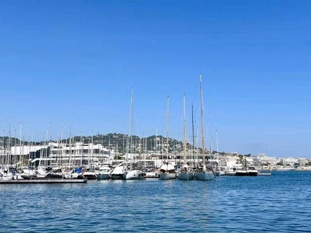 Cannes cũng tràn ngập những chiếc du thuyền với nhiều kích cỡ khác nhau