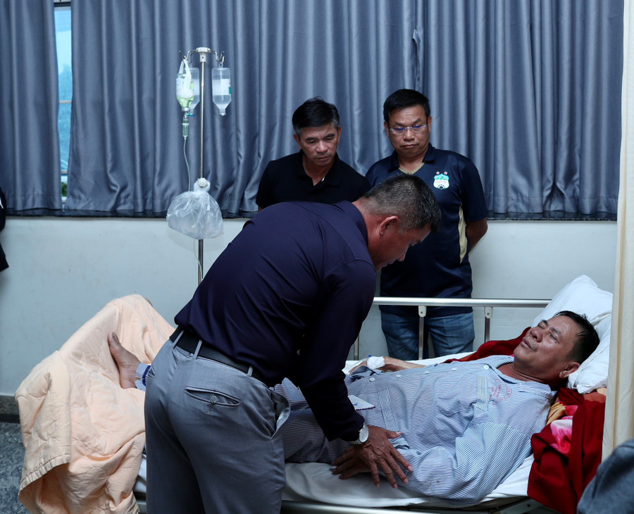 Vụ 3 thành viên HAGL tử nạn: Tài xế sống sót phải phẫu thuật - Ảnh 1. Tài xế Nguyễn Tú Sinh phải mổ để lấy xương dăm. Ảnh: MINH TRẦN