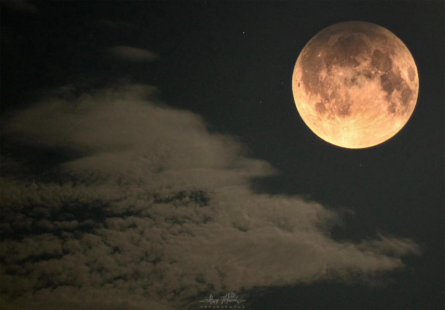 Khi quan sát Trăng Xanh, mặt trăng không có màu xanh như tên gọi. Ảnh HUY HYUNH Khi quan sát Trăng Xanh, mặt trăng không có màu xanh như tên gọi. Ảnh HUY HYUNH