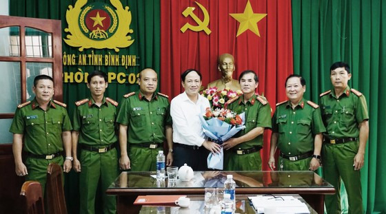 Chủ tịch UBND tỉnh Bình Định Phạm Anh Tuấn tặng hoa chúc mừng Ban chuyên án. Ảnh: THÙY TRANG Chủ tịch UBND tỉnh Bình Định Phạm Anh Tuấn tặng hoa chúc mừng Ban chuyên án. Ảnh: THÙY TRANG