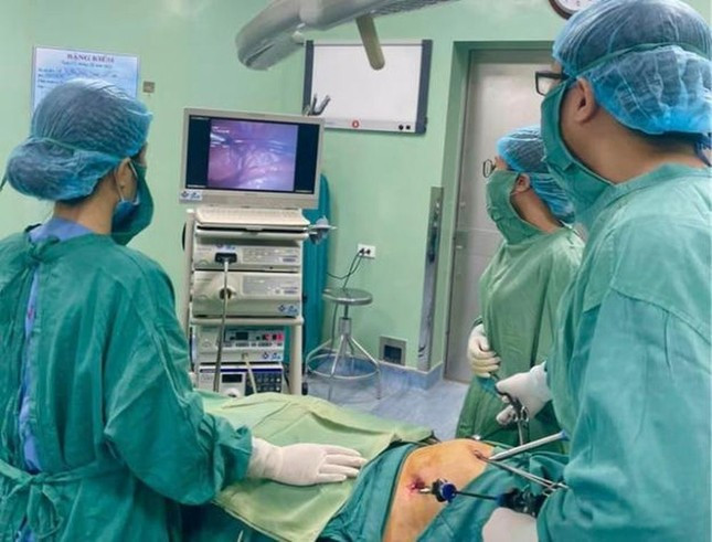 Các bác sĩ tiến hành phẫu thuật nội soi loại bỏ khối u.
