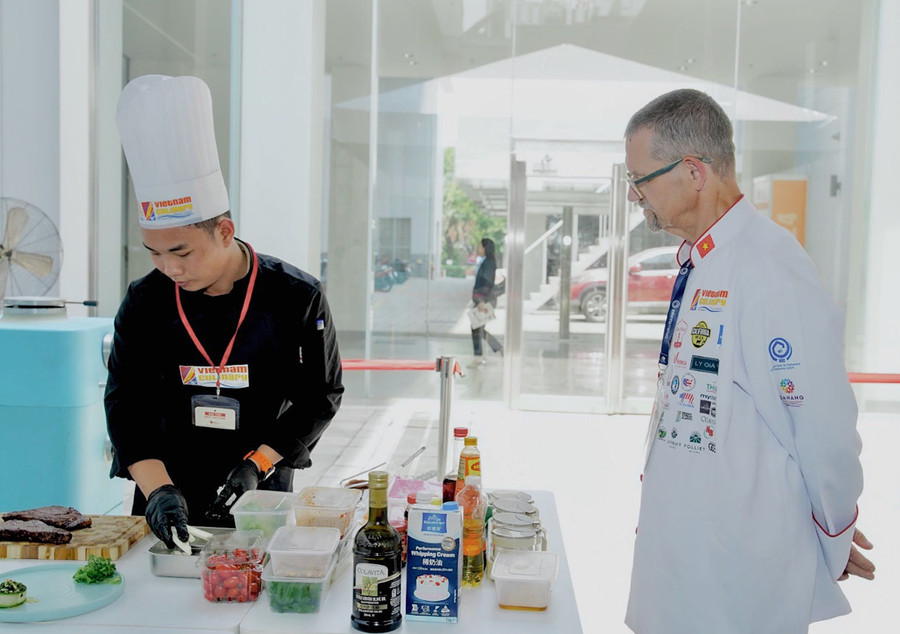 Anh Nguyễn Tuấn Hùng trình diễn phần thi trước giảm khảo người nước ngoài (ảnh nhân vật cung cấp).