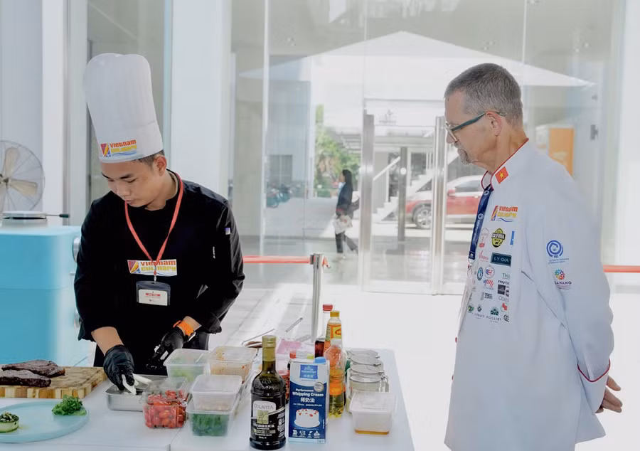 Anh Nguyễn Tuấn Hùng trình diễn phần thi trước giảm khảo người nước ngoài (ảnh nhân vật cung cấp).