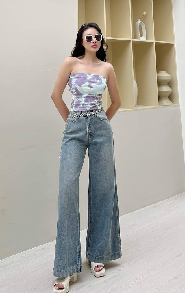 Áo quây + quần jeans ống loe &quot;ngoại cỡ&quot; là bộ đôi mang đến vẻ đẹp quyến rũ mà cũng cool ngầu vô cùng. Một đôi sandal đế &quot;bánh mì&quot; và kính râm gọng vuông là những items thích hợp nhất để bổ sung sự cá tính cho outfit