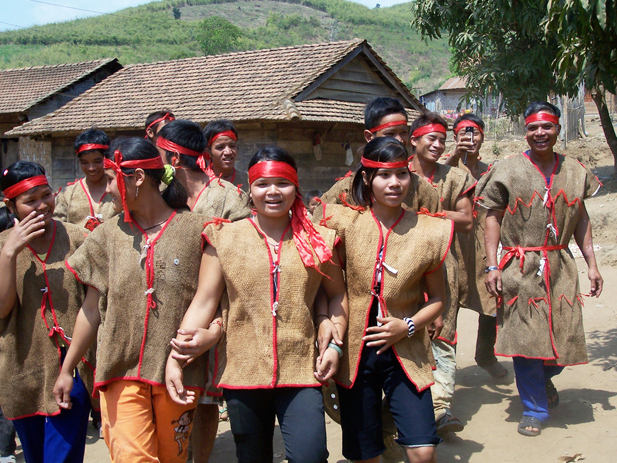 Thanh niên làng Đăk Ôn (xã Đăk Long, huyện Đăk Glei, tỉnh Kon Tum) mặc áo làm từ vỏ cây. Ảnh: N.T