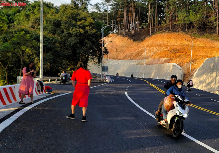 Bên cạnh đó, dù đã bố trí điểm vọng cảnh trên đèo nhưng vài ngày qua vẫn có một vài người vì thích thú khi trải nghiệm mà đứng ra luôn phần đường xe lưu thông. Bên cạnh đó, dù đã bố trí điểm vọng cảnh trên đèo nhưng vài ngày qua vẫn có một vài người vì thích thú khi trải nghiệm mà đứng ra luôn phần đường xe lưu thông.