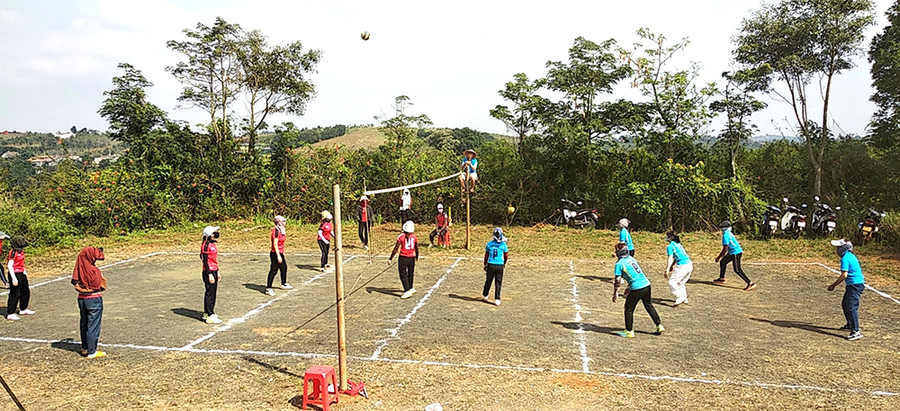 Người dân tham gia thi đấu bóng chuyền hơi trong dịp Giỗ Tổ Hùng Vương Người dân tham gia thi đấu bóng chuyền hơi trong dịp Giỗ Tổ Hùng Vương