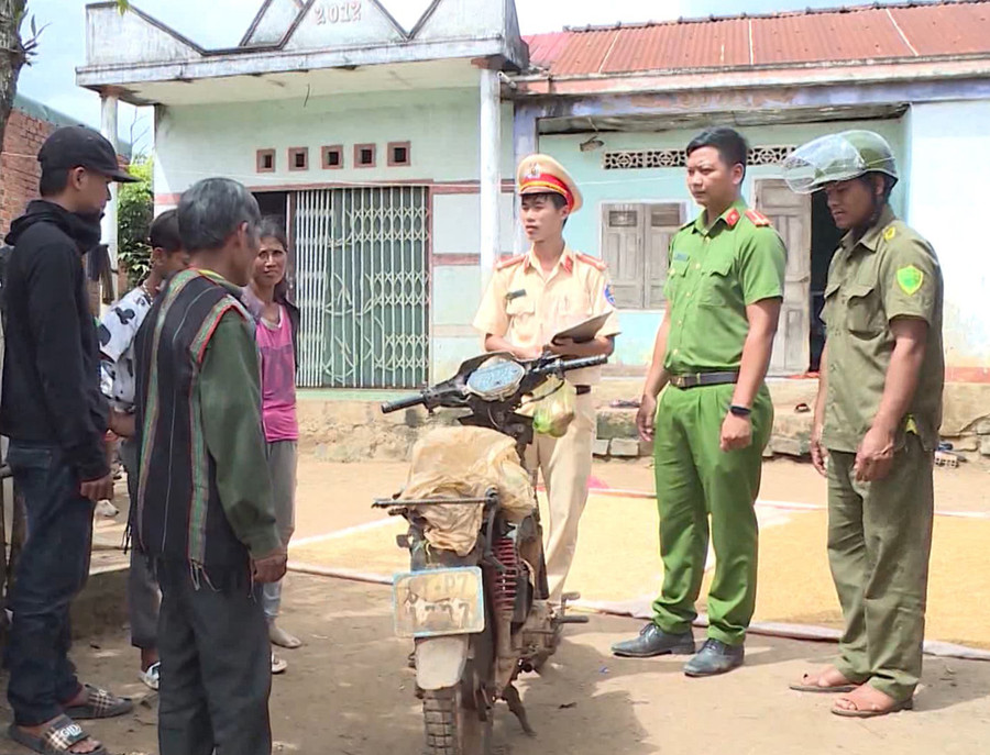 Tuyên truyền các quy định của pháp luật về an toàn giao thông. Ảnh: Thiên Di Tuyên truyền các quy định của pháp luật về an toàn giao thông. Ảnh: Thiên Di