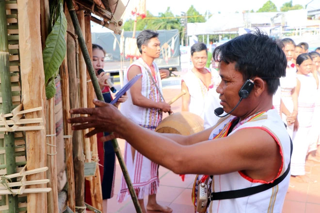 Chủ nhà cài cành lá vào cửa kho lúa và cầu thang, ngụ ý mong cho cây lúa tốt tươi, mùa màng bội thu. (Ảnh: Cao Nguyên/TTXVN) Chủ nhà cài cành lá vào cửa kho lúa và cầu thang, ngụ ý mong cho cây lúa tốt tươi, mùa màng bội thu. (Ảnh: Cao Nguyên/TTXVN)