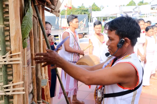 Chủ nhà cài cành lá vào cửa kho lúa và cầu thang, ngụ ý mong cho cây lúa tốt tươi, mùa màng bội thu. (Ảnh: Cao Nguyên/TTXVN)