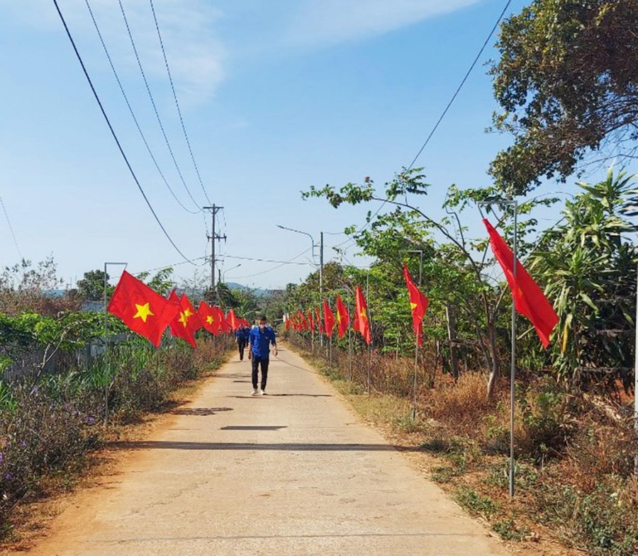 Đường cờ Tổ quốc ở làng Bông Phrâo, xã An Phú. Ảnh: Phương Dung