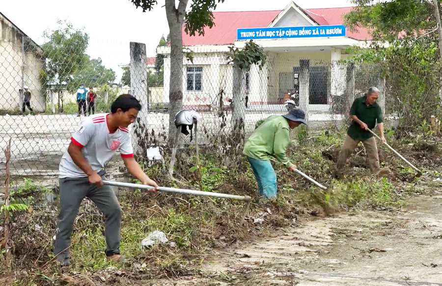 Hội viên các chi hội CCB ở xã Ia Rsươm ra quân dọn dẹp vệ sinh môi trường. Ảnh: Lê Nam Hội viên các chi hội CCB ở xã Ia Rsươm ra quân dọn dẹp vệ sinh môi trường. Ảnh: Lê Nam