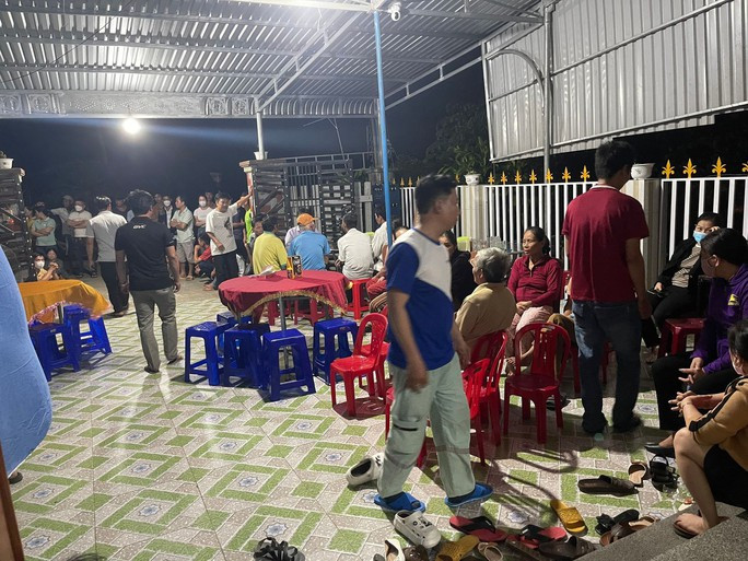 Người dân đến chia buồn với gia đình 3 cháu nhỏ tử vong do đuối nước Người dân đến chia buồn với gia đình 3 cháu nhỏ tử vong do đuối nước
