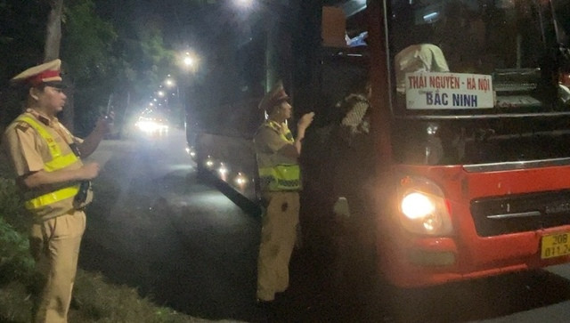 Tổ CSGT đón xe khách hỗ trợ hai người về quê. Tổ CSGT đón xe khách hỗ trợ hai người về quê.