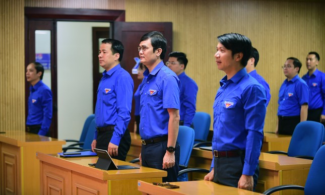 Ban Bí thư T.Ư Đoàn và lãnh đạo, chuyên viên các ban cơ quan T.Ư Đoàn thực hiện nghi lễ chào cờ. Ảnh: Xuân Tùng