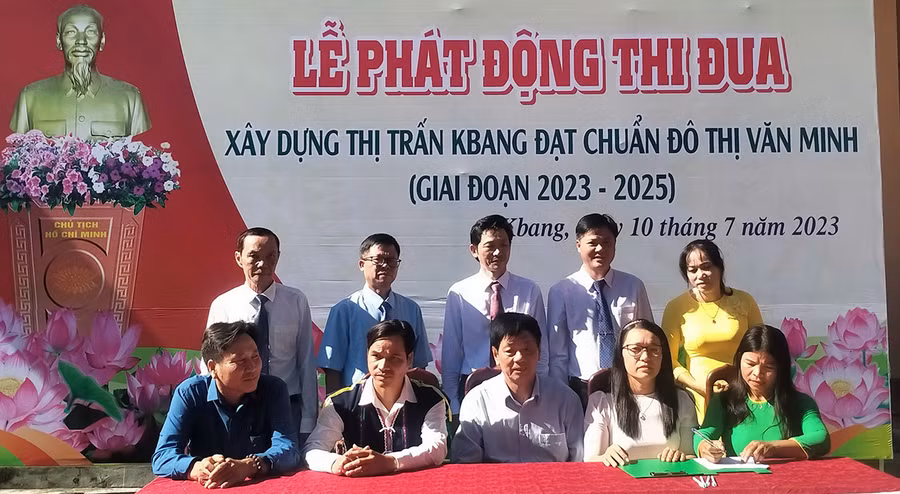 Đại diện các tổ dân phố, làng ký kết xây dựng thị trấn đạt chuẩn đô thị văn minh. Ảnh: Hồng Hạnh