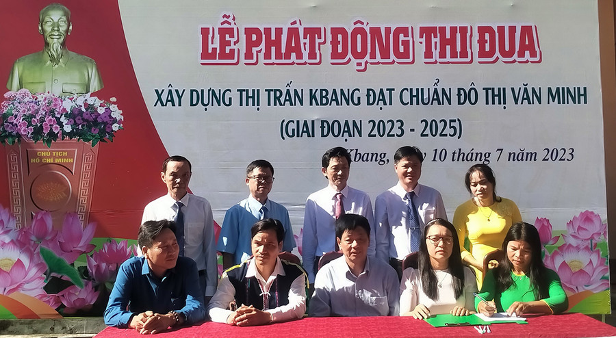 Đại diện các tổ dân phố, làng ký kết xây dựng thị trấn đạt chuẩn đô thị văn minh. Ảnh: Hồng Hạnh