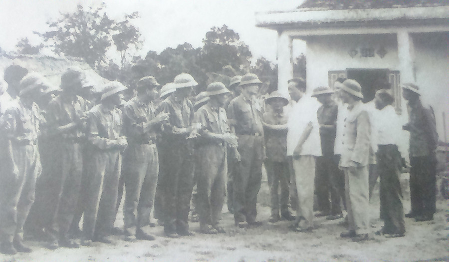 Tổng Bí thư Lê Duẩn thăm cán bộ, chiến sĩ trên công trình thủy lợi Đăk Uy (Ảnh TL của Đoàn 331)