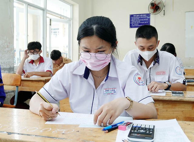 Thí sinh làm bài thi môn toán kỳ thi tốt nghiệp THPT 2023. Môn này có độ chênh lệch lớn giữa các vùng miền và tăng dần qua các năm Thí sinh làm bài thi môn toán kỳ thi tốt nghiệp THPT 2023. Môn này có độ chênh lệch lớn giữa các vùng miền và tăng dần qua các năm