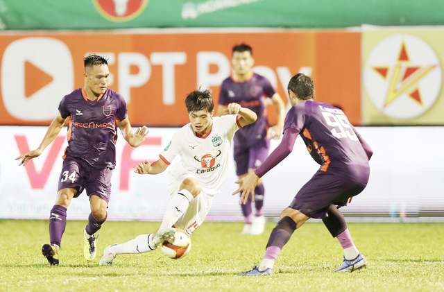 Đội tuyển U.23 Việt Nam nhận tin vui từ V-League 2023 - Ảnh 1. Tiền đạo Nguyễn Quốc Việt (giữa) đang có phong độ tốt trong màu áo CLB HAGL. Ảnh: MINH TRẦN