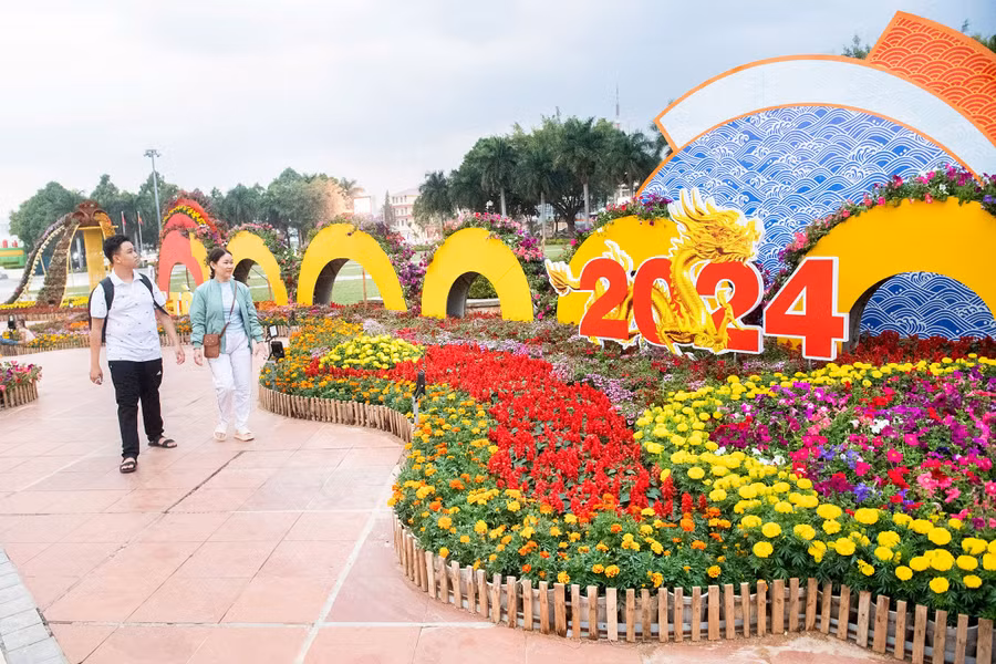 Người dân tham quan tiểu cảnh chào năm mới tại Quảng trường 16/3.