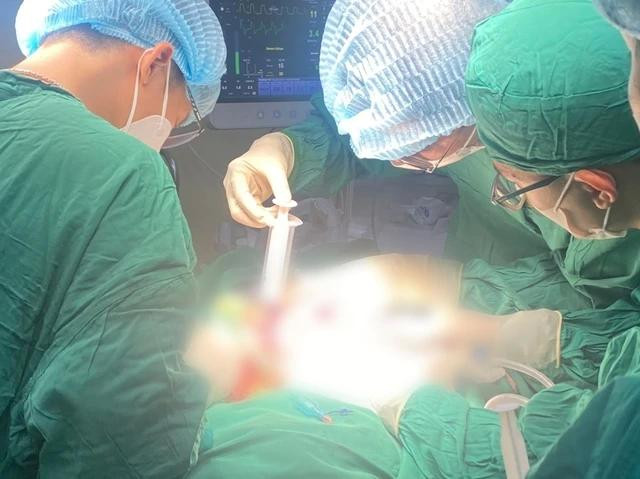 Ê kíp trong ca phẫu thuật xử lý vết thương cho bệnh nhân Ê kíp trong ca phẫu thuật xử lý vết thương cho bệnh nhân