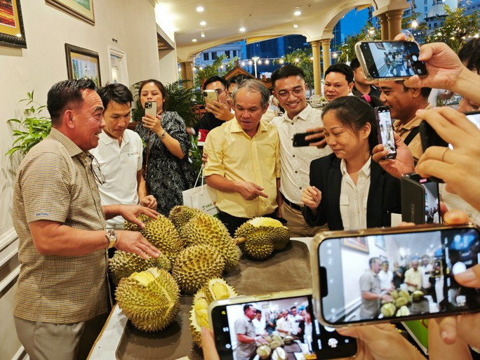 Bầu Đức (áo vàng) tại buổi gặp gỡ cổ đông tại TP HCM hồi tháng 8 vừa qua