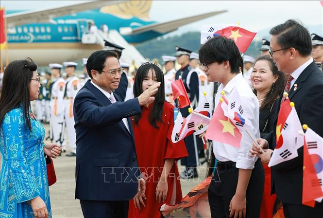 Cộng đồng người Việt Nam tại Hàn Quốc chào đón Thủ tướng Phạm Minh Chính và Phu nhân. Ảnh: Dương Giang/TTXVN