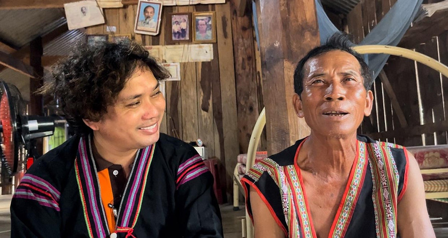 Thầy Ninh Văn Dậu (bìa trái). Ảnh: H.N Thầy Ninh Văn Dậu (bìa trái). Ảnh: H.N