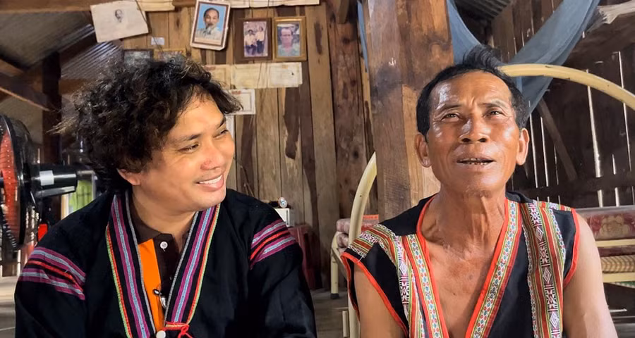 Thầy Ninh Văn Dậu (bìa trái). Ảnh: H.N