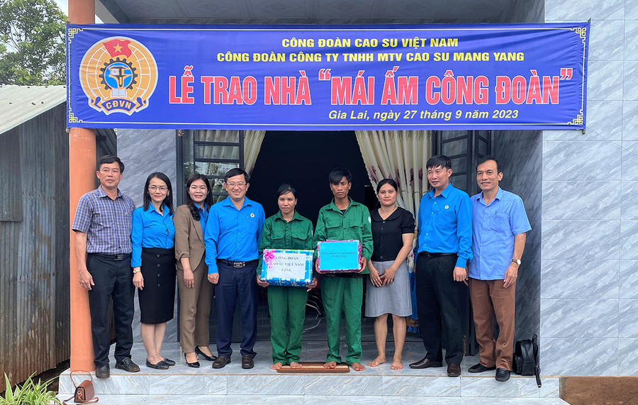 Ông Huỳnh Kim Nhật (thứ 4 từ trái sang) trao nhà &quot;Mái ấm Công đoàn&quot; cho công nhân Rơ Lah Angin. Ảnh: Hà Đức Thành