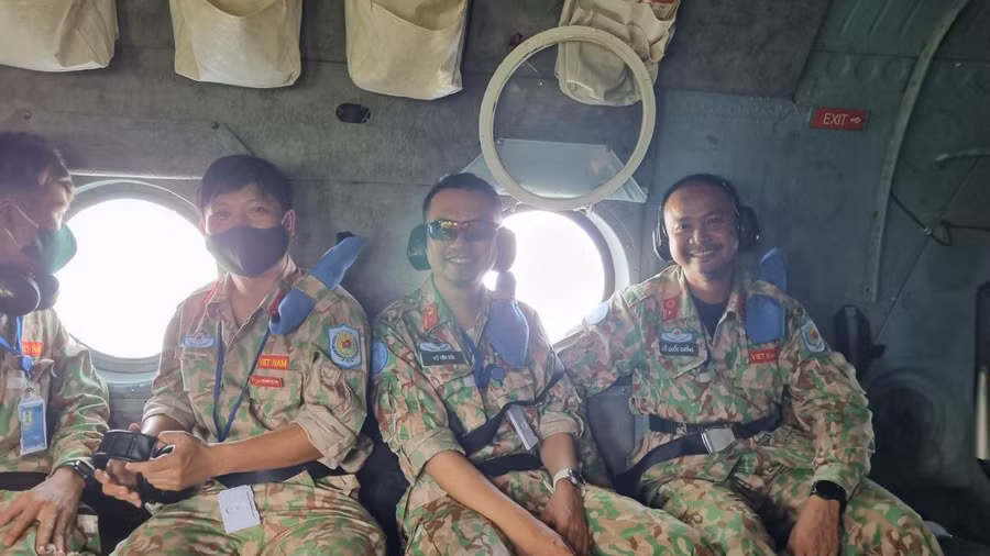 Thiếu tá, Bác sĩ quân y Đỗ Quốc Cường (người ngồi ngoài cùng bên phải) trong chuyến bay đến Nam Sudan