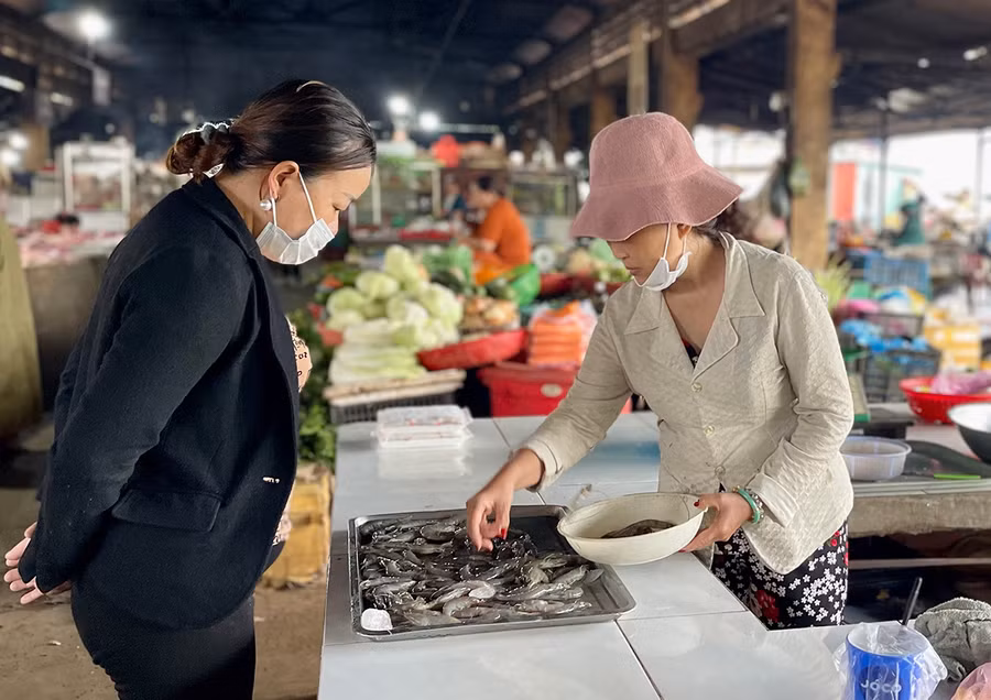 Trong chợ Thắng Lợi chỉ còn duy nhất 1 hộ kinh doanh hàng hải sản, vì nhiều hộ kinh doanh đã bỏ ra chợ tự phát để mua bán. Ảnh: Vũ Thảo