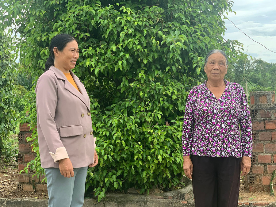 Bà Lương Thị Sơn (bìa phải) trao đổi công việc hòa giải cơ sở với cán bộ xã Đăk Hlơ. Ảnh: R.H