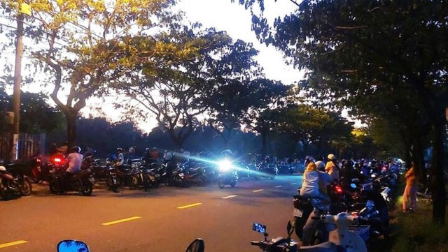 Người dân tập trung theo dõi vụ việc. Ảnh: NAM THỊNH