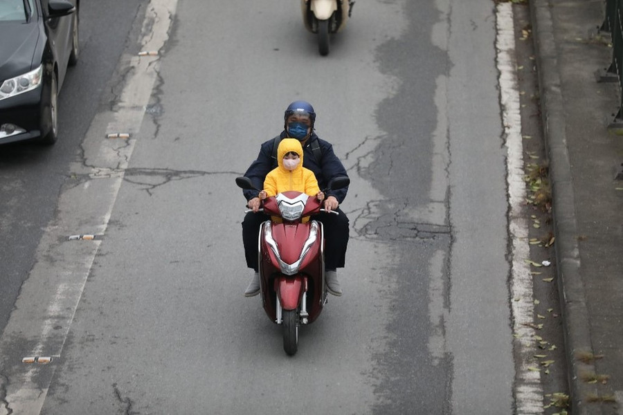 Người dân Hà Nội trang bị áo chống rét khi tham gia giao thông. (Ảnh: Thanh Tùng/ TTXVN) Người dân Hà Nội trang bị áo chống rét khi tham gia giao thông. (Ảnh: Thanh Tùng/ TTXVN)