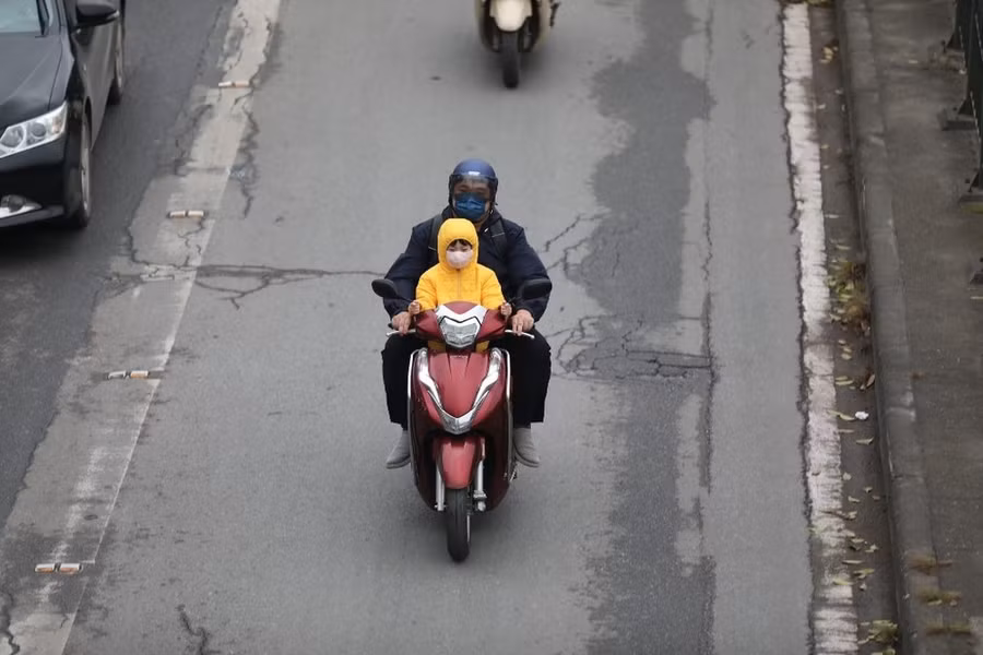 Người dân Hà Nội trang bị áo chống rét khi tham gia giao thông. (Ảnh: Thanh Tùng/ TTXVN)