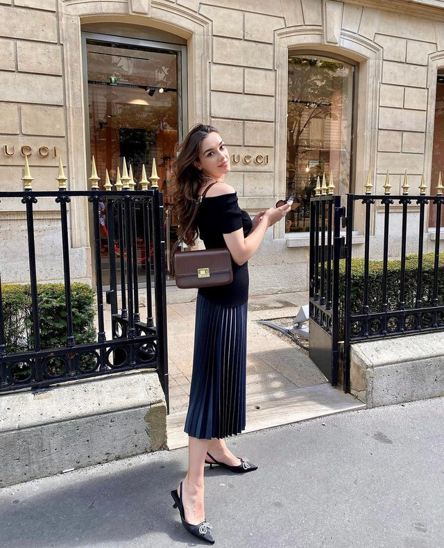 Item này rất &quot;hợp cạ&quot; để đi cùng quần jeans hoặc chân váy dáng dài bởi nét phóng khoáng, tạo cảm giác đôi chân dài và thanh thoát hơn, từ đó tôn dáng hiệu quả. Bên cạnh đó, giày slingback còn cộng thêm điểm tinh tế, không chỉ phù hợp để diện đi dạo phố mà bạn còn có thể kết hợp mẫu giày này với các outfit công sở