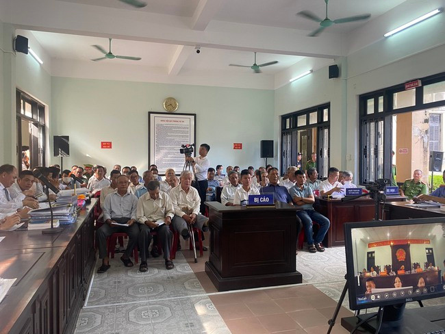 Các bị cáo trong vụ án kê khống 1.213 mộ giả ở Huế tại phiên tòa sơ thẩm. Ảnh: Trần Hoè