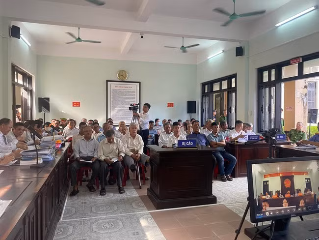 Các bị cáo trong vụ án kê khống 1.213 mộ giả ở Huế tại phiên tòa sơ thẩm. Ảnh: Trần Hoè