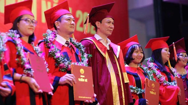 Hiện nay, cả nước đang có khoảng 122.000 người học sau ĐH, trong đó gần 11.700 nghiên cứu sinh (học tiến sĩ) và gần 110.000 học viên cao học các ngành khác nhau. Ảnh: NGỌC DIỆP Hiện nay, cả nước đang có khoảng 122.000 người học sau ĐH, trong đó gần 11.700 nghiên cứu sinh (học tiến sĩ) và gần 110.000 học viên cao học các ngành khác nhau. Ảnh: NGỌC DIỆP
