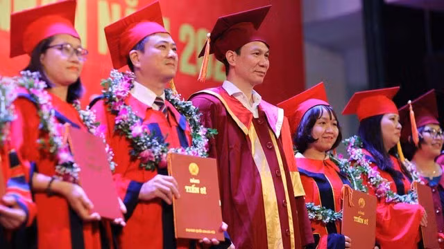 Hiện nay, cả nước đang có khoảng 122.000 người học sau ĐH, trong đó gần 11.700 nghiên cứu sinh (học tiến sĩ) và gần 110.000 học viên cao học các ngành khác nhau. Ảnh: NGỌC DIỆP