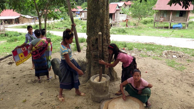 Hiện tại văn hóa bản địa của anh em A Rem được truyền lại rất tốt cho thế hệ sau qua sinh hoạt đời thường Hiện tại văn hóa bản địa của anh em A Rem được truyền lại rất tốt cho thế hệ sau qua sinh hoạt đời thường