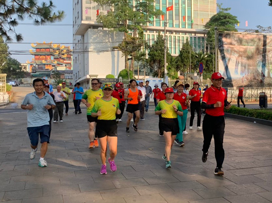 Đông đảo hội viên, tình nguyện viên CTĐ và người dân tham gia hưởng ứng chiến dịch “Triệu bước chân nhân ái”. Ảnh: H.N