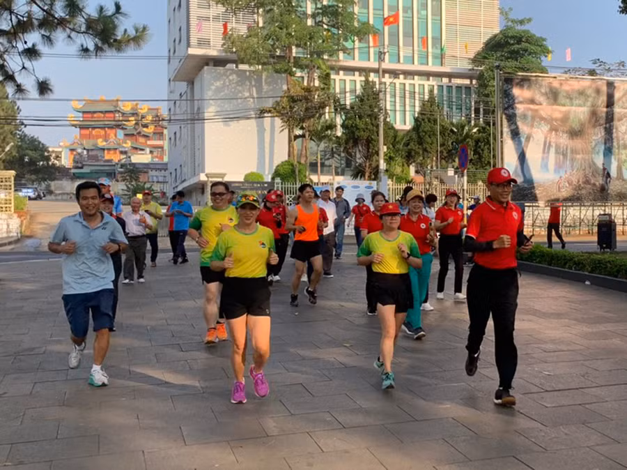 Đông đảo hội viên, tình nguyện viên CTĐ và người dân tham gia hưởng ứng chiến dịch “Triệu bước chân nhân ái”. Ảnh: H.N