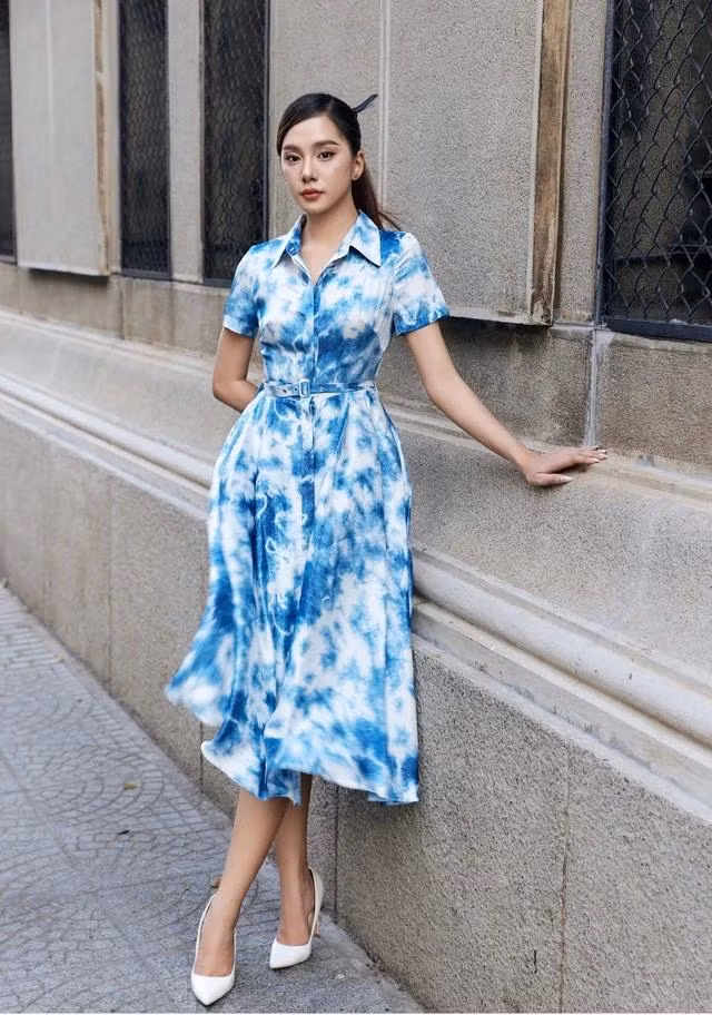 Thử một chút khác lạ bằng chiếc váy sơ mi màu loang gợi cảm giác về nghệ thuật trừu tượng lạ mắt. Vào mùa hè, hầu hết các nhà mốt hướng đến kiểu thiết kế tay ngắn, tay chờm hoặc không tay để mang đến sự thoáng mát tối đa cho người mặc. Tùy theo điều kiện thực tế nơi mình sống mà quý cô có thể chọn lựa theo ý thích hoặc theo gợi ý của thương hiệu để có được những trải nghiệm thời trang mãn nhãn cho riêng mình
