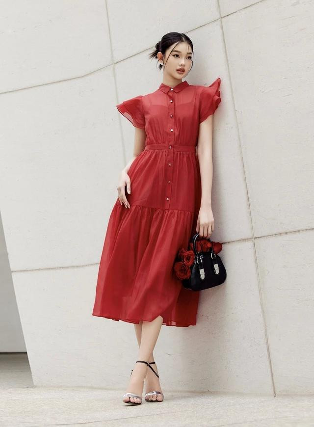 Màu đỏ là màu sắc đại diện cho sự kiêu hãnh và lòng nhiệt huyết. Trong thời trang, sắc đỏ luôn giúp người mặc tỏa sáng và quyến rũ, lan tỏa thông điệp tinh tế về cảm xúc mãnh liệt. Váy sơ mi màu đỏ trên chất vải tơ organza chính là sự cộng hưởng của phong thái sang trọng, kiêu kỳ đầy quyền lực Màu đỏ là màu sắc đại diện cho sự kiêu hãnh và lòng nhiệt huyết. Trong thời trang, sắc đỏ luôn giúp người mặc tỏa sáng và quyến rũ, lan tỏa thông điệp tinh tế về cảm xúc mãnh liệt. Váy sơ mi màu đỏ trên chất vải tơ organza chính là sự cộng hưởng của phong thái sang trọng, kiêu kỳ đầy quyền lực