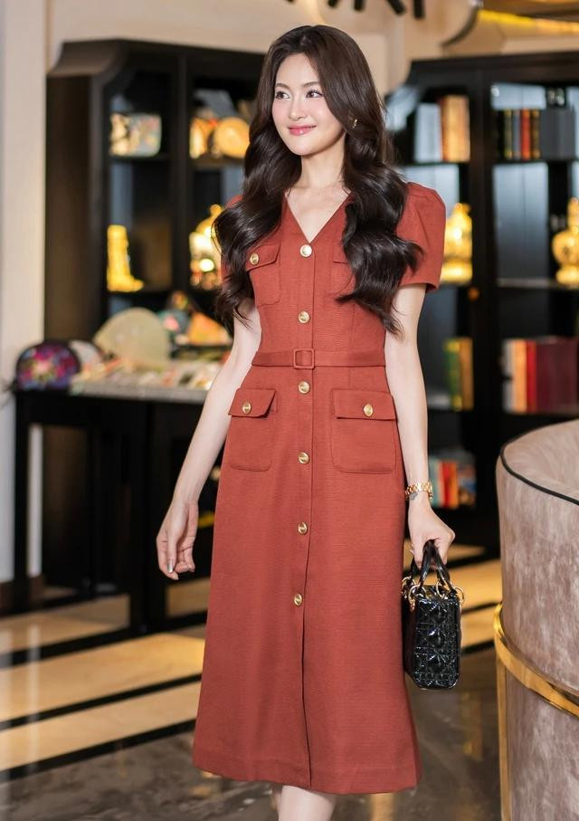 Gam màu cam đất kết hợp những nút màu vàng đồng tạo nên diện mạo tươi sáng, giàu năng lượng và xinh đẹp cho quý cô văn phòng. Thiết kế có nhiều túi hộp phù hợp với các nàng mảnh mai muốn trông đầy đặn và "có da có thịt" hơn; trong khi những cô nàng có vóc dáng tròn trịa thường chuộng thiết kế tối giản, ít chi tiết trang trí và có họa tiết nhỏ. Gam màu cam đất kết hợp những nút màu vàng đồng tạo nên diện mạo tươi sáng, giàu năng lượng và xinh đẹp cho quý cô văn phòng. Thiết kế có nhiều túi hộp phù hợp với các nàng mảnh mai muốn trông đầy đặn và "có da có thịt" hơn; trong khi những cô nàng có vóc dáng tròn trịa thường chuộng thiết kế tối giản, ít chi tiết trang trí và có họa tiết nhỏ.